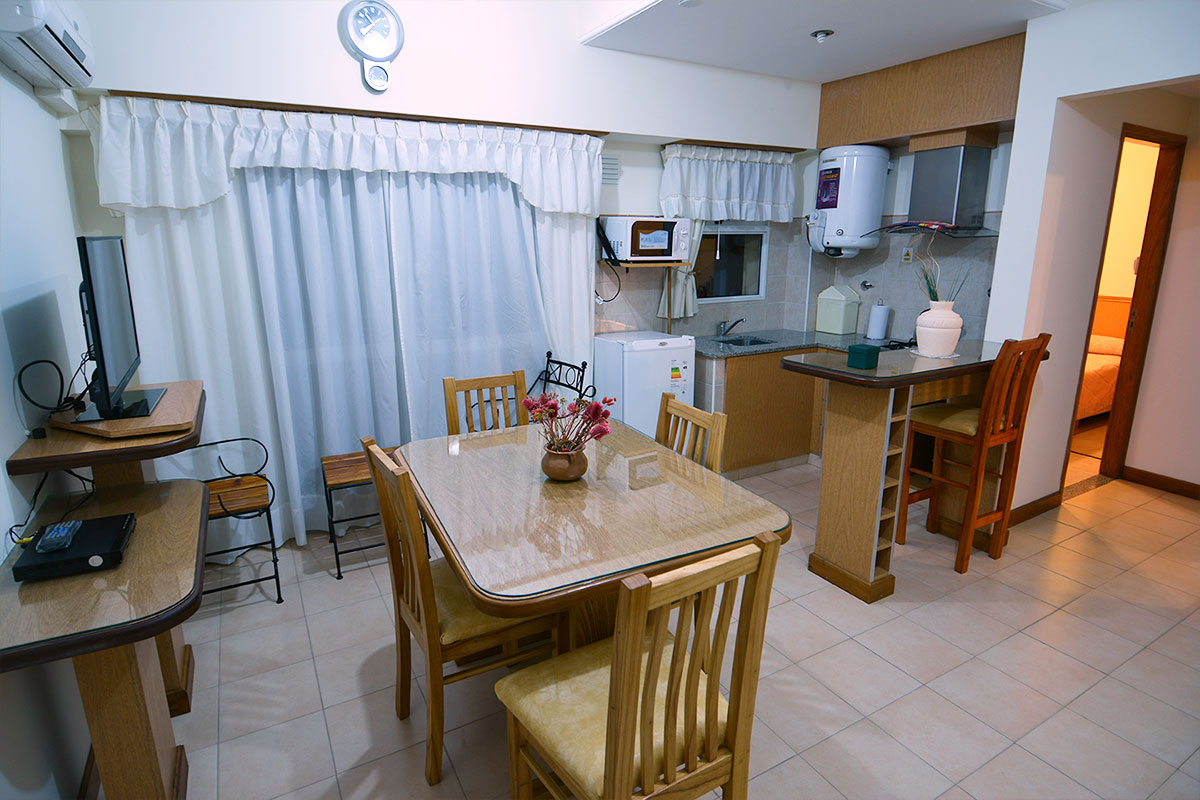 Living comedor con cocina integrada del departamento cuatro ocupantes pre-estándar